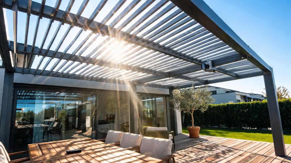 Pergola bioclimatique IZI : prix, specs et comparatif 2026